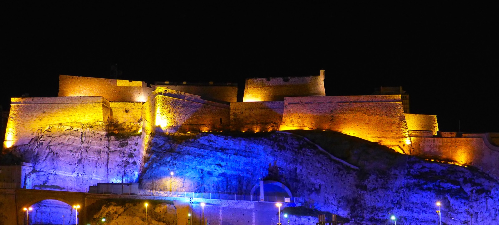 Citadelle de Marseille au Fort Saint-Nicolas à la nuit tombée