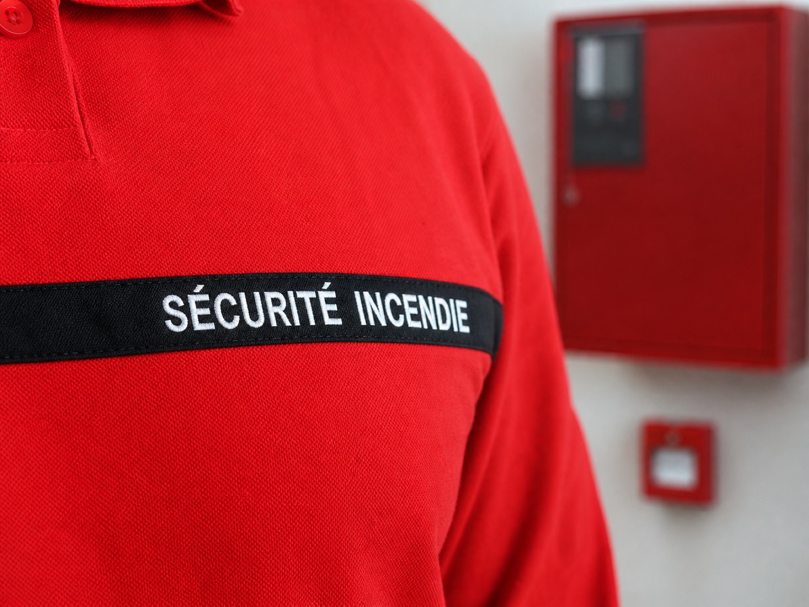Agent de sécurité incendie dans un poste central de sécurité
